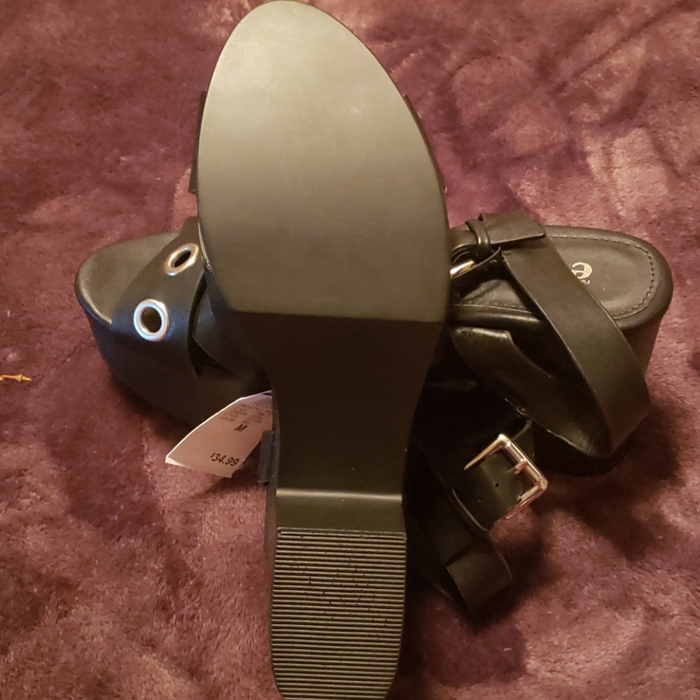 Shoes - Picture 3 of 4